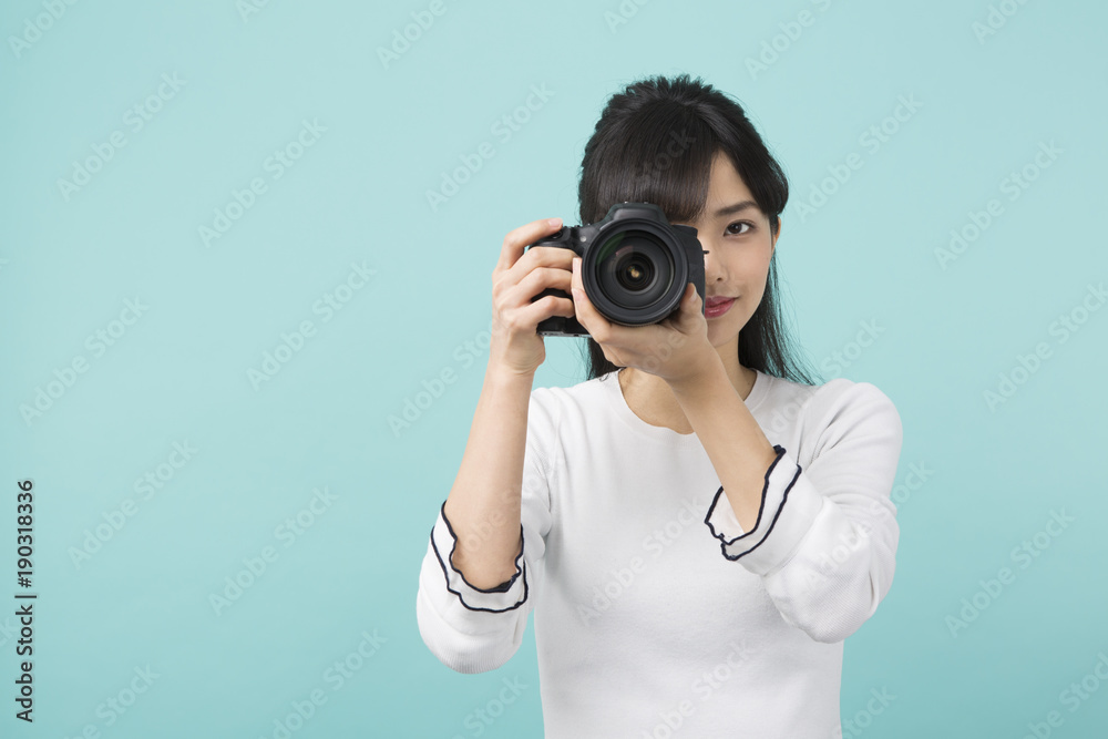 カメラを持った女性 カメラを持った女性