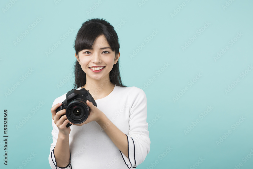 カメラを持った女性 カメラを持った女性