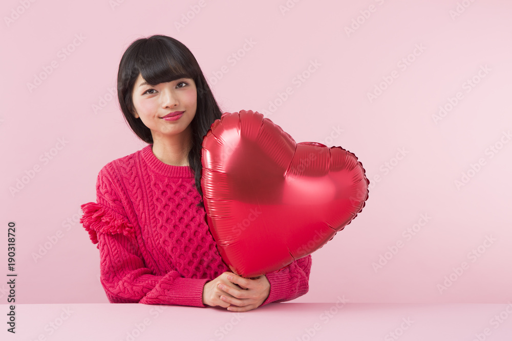 ハートを持った女性 ハートを持った女性