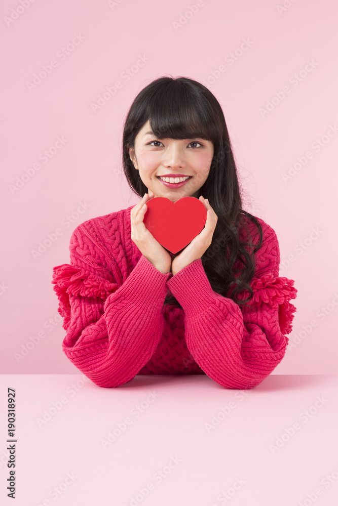 ハートを持った女性 ハートを持った女性