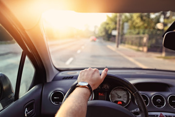 Fotobehang Snelle auto Thuisrit met auto op zonnige dag  © ambrozinio