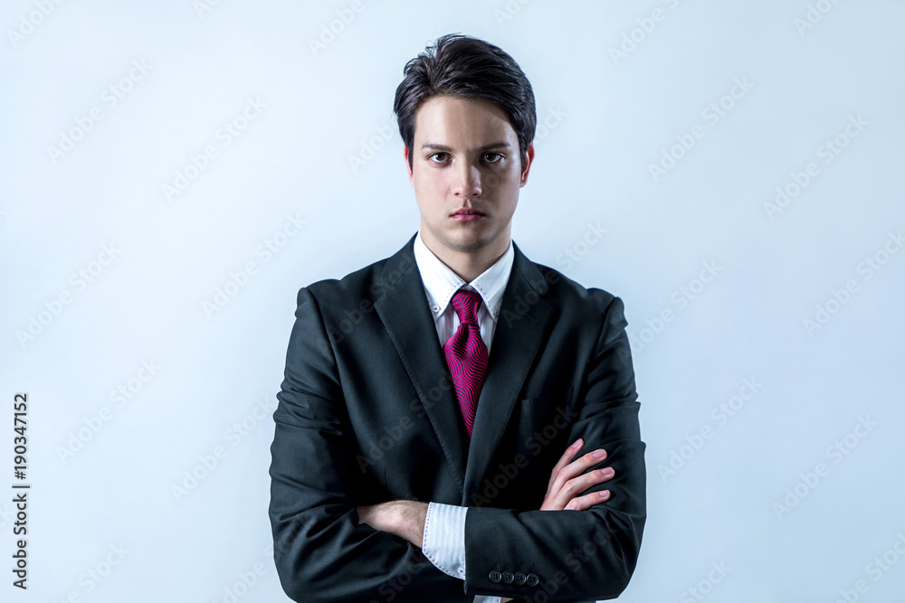 正面を見る男性