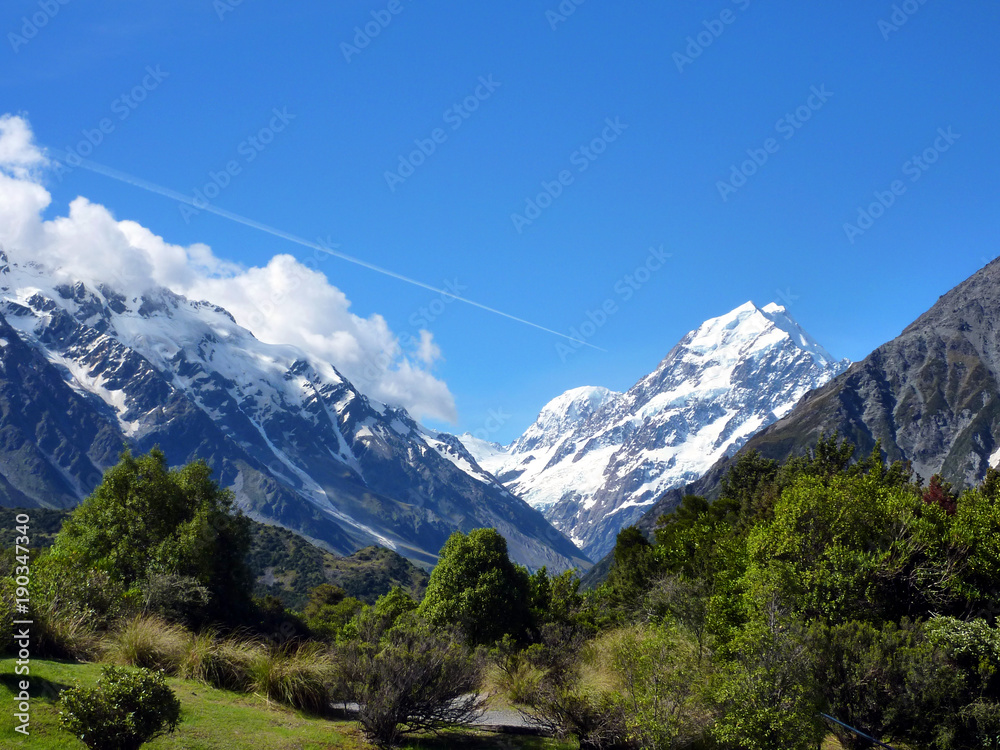 Obraz premium NZ Mount Cook lśni na niebieskim niebie