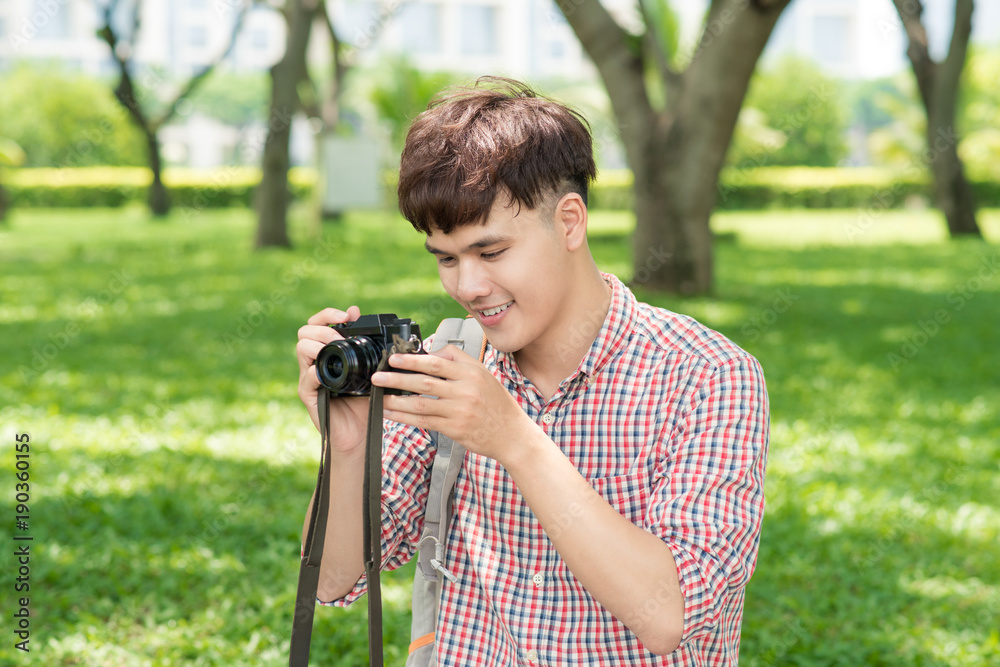 Foto Half length of young asian man outdoor in the city taking picture