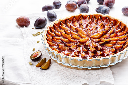 Bild auf Leinwand Homemade plum pie. Fruit tart on white table.