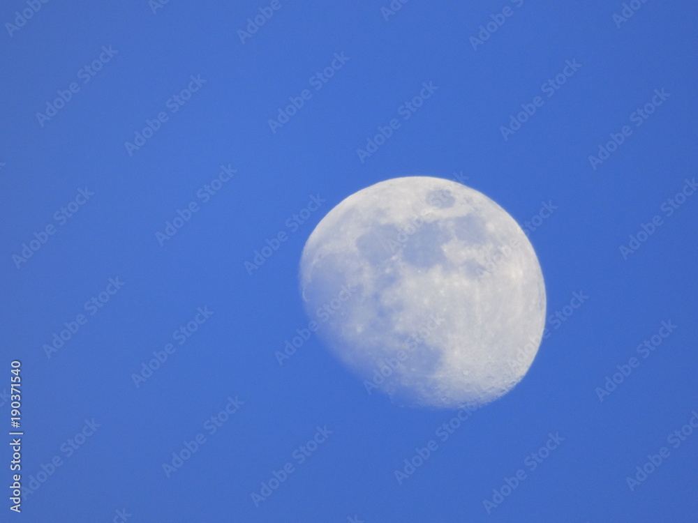 Luna, el único satélite natural de la Tierra vista en un dia claro