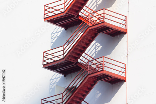 Fotografia red fire exit stair, outdoor fire escape ladder