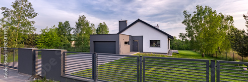 Tableau sur toile House with fence and garage