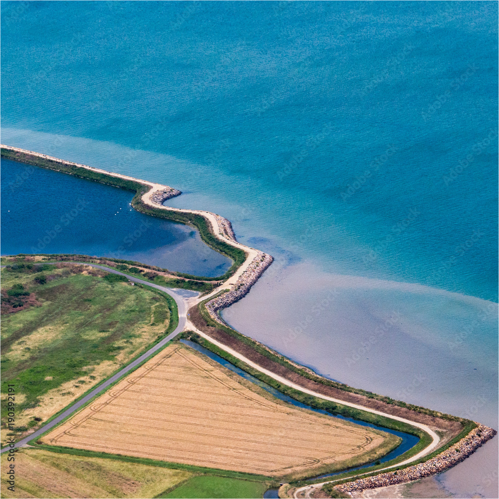 Vue aérienne de marais salants sur l'île de Noirmoutiers en France