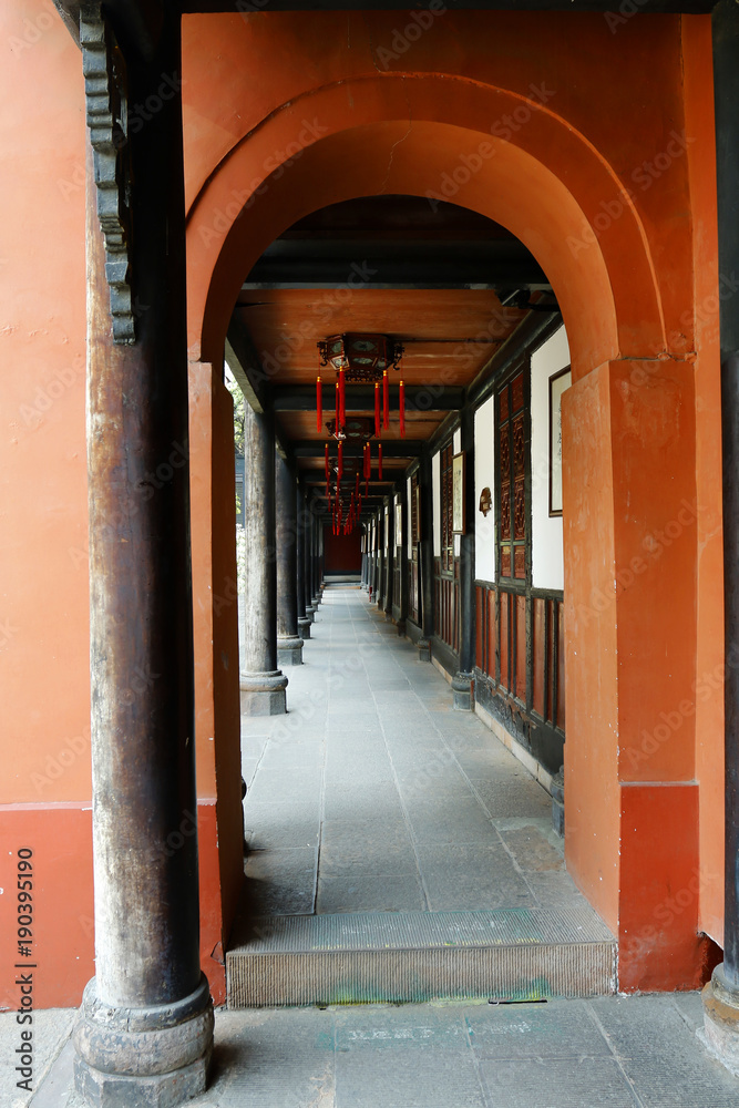 Obraz premium Corridor in buddhist temple 
