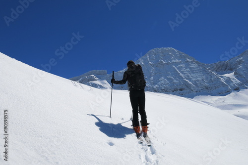 Gavarnie, brèche de Roland, jeune skieur de randonnée dans les Pyrénées sous la neige