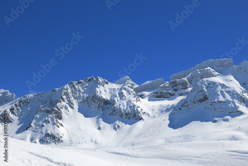 Brèche de Roland et Randonnée dans les Pyrénées en hiver à Gavarnie © Ourson+