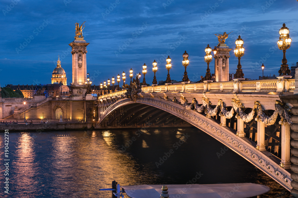 Invalidendom und Pont Alexandre III in Paris, Frankreich