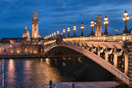 Fototapeta Naklejka Na Ścianę i Meble -  Invalidendom und Pont Alexandre III in Paris, Frankreich