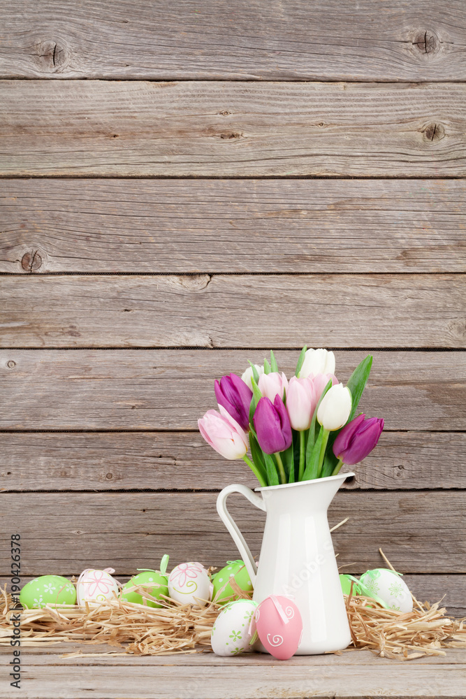 Obraz premium Easter eggs and colorful tulips bouquet