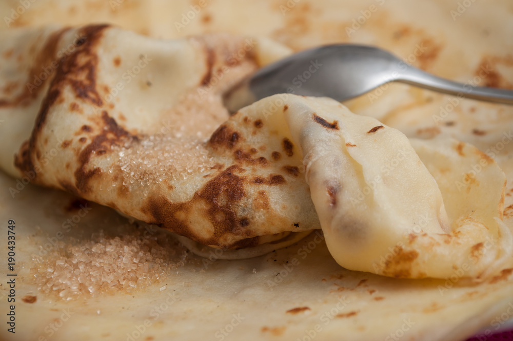 crêpe au sucre dans une assiette Stock Photo | Adobe Stock