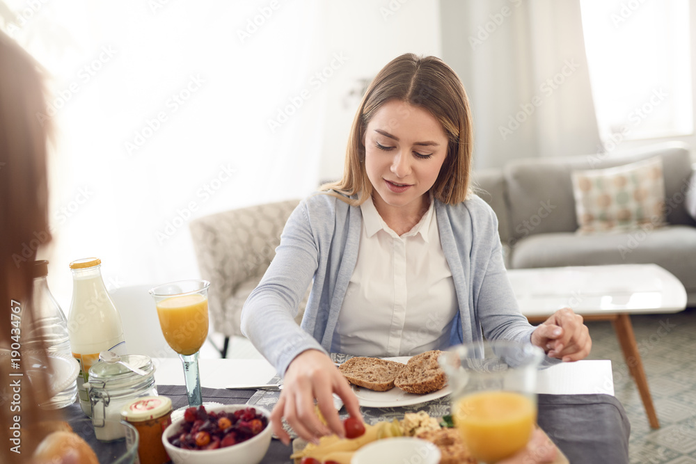 Zwei Freundinnen beim gemeinsamen Frühstück