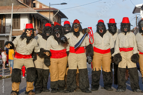Peur des gorilles, gueules ouvertes, au carnaval de Cayenne en Guyane française