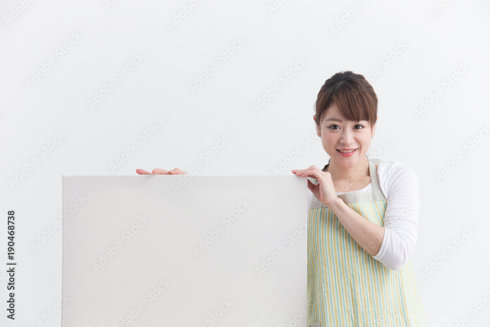 エプロン姿の女性・白バック