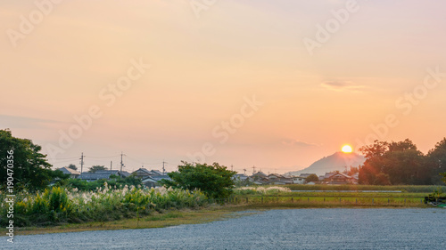 近江平野 八幡山に沈む夕陽