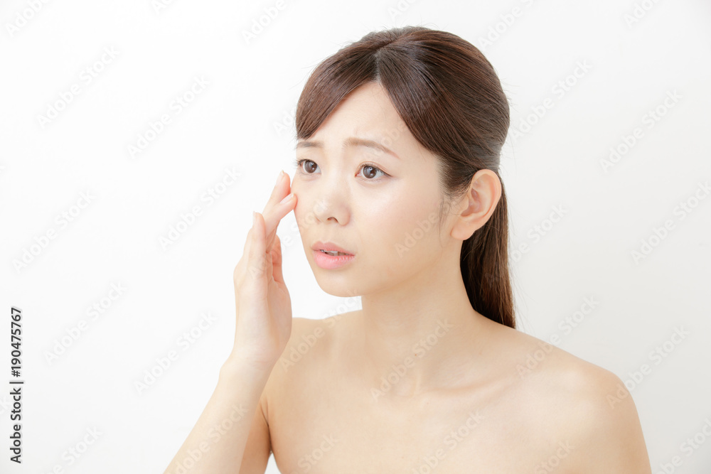 スキンケア・悩む女性 スキンケア・悩む女性