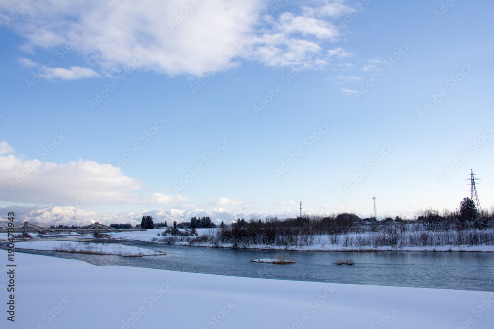 川と雪景色　青空　秋田県　冬