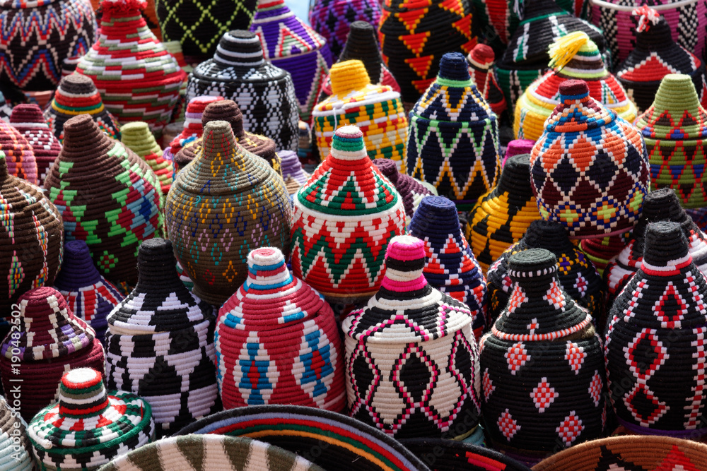 Bunte Flaschenbezüge auf einem Marktstand in Marrakesch