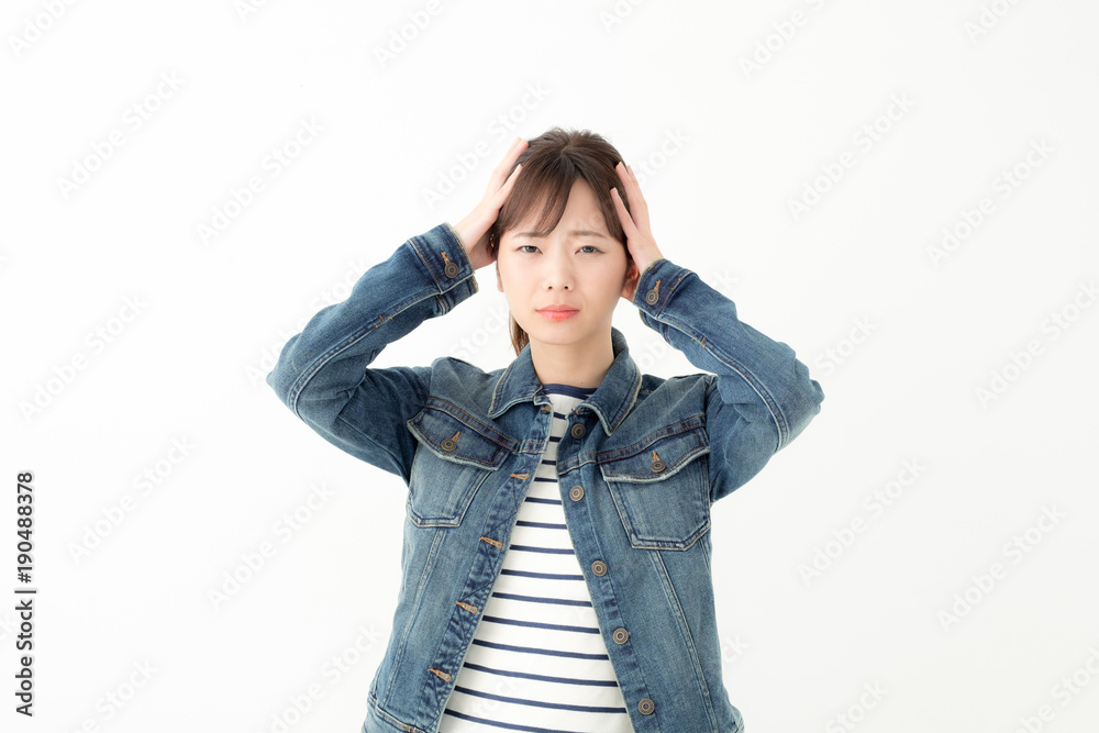 頭を抱える若い女性