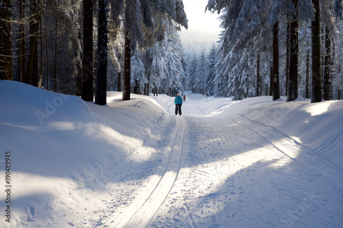 Skiloipe am Rennsteig mit Wintersonne, Skispur im Schnee Blick Winterwald © formplus