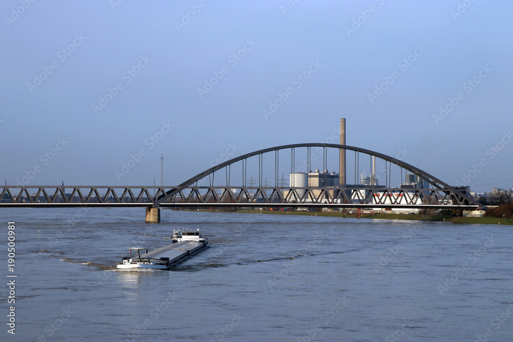 Naklejka premium frachtschiff auf dem rhein bei hohem wasserpegel