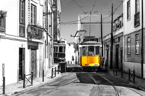 zolty-tramwaj-na-starych-ulicach-portugalii