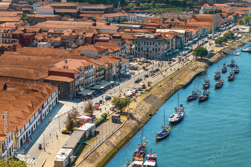 Tableau sur toile View on Vila Nova de Gaia on Douro river in Porto, Portugal