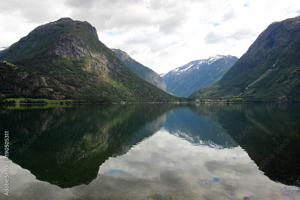 Landschaft und Fjorde mit Spiegelung in Norwegen