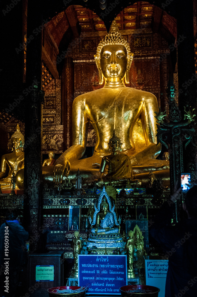 Obraz premium Budda in un tempio in Thailandese