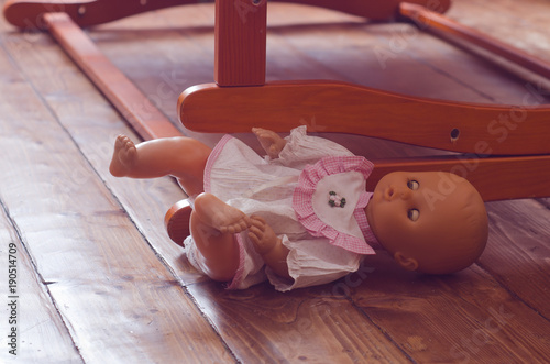 Leżąca na podłodze lalka