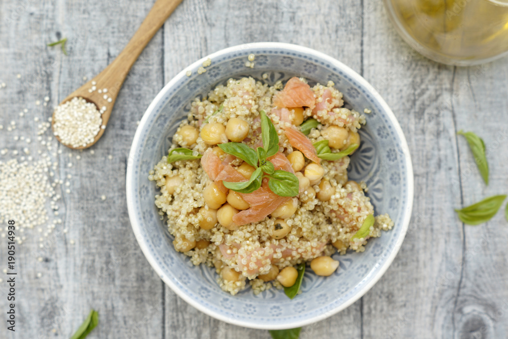 Insalata di quinoa, salmone affumicato e ceci Insalata di quinoa, salmone affumicato e ceci