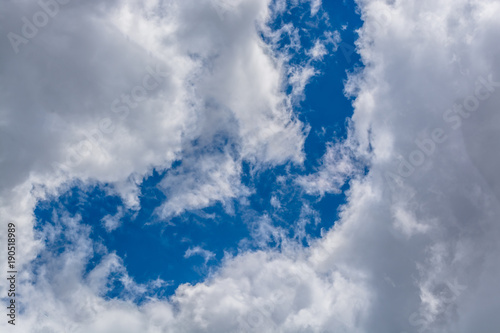 空に浮かぶハート