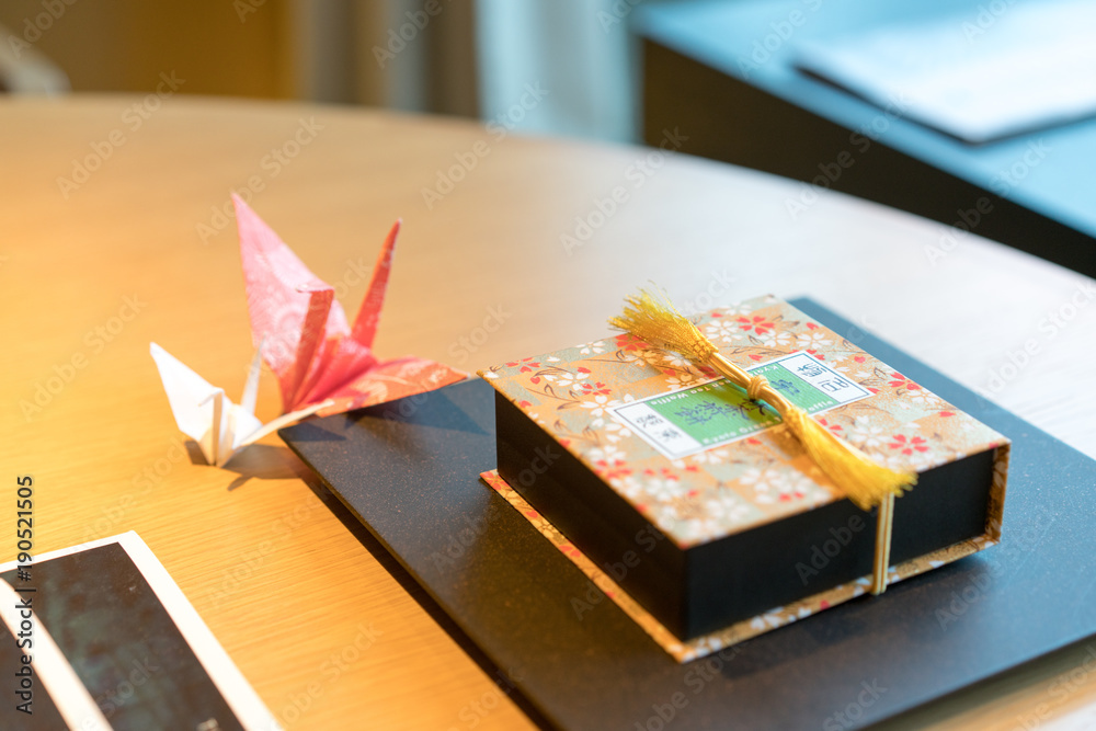 折り鶴と茶菓子