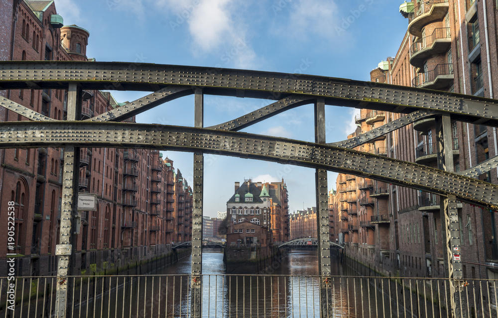Fototapeta premium Poggenmühlenbrücke und Wasserschloss in der Speicherstadt, Hamburg