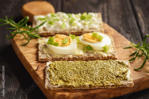 Foto Rye crisp bread sandwiches with eggs, pesto and cottage cheese.