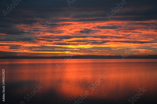 Tramonto sul lago di Neusiedl visto da Podersdorf am See in Austria