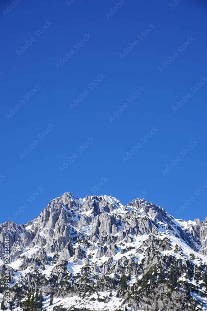 Kaisergebirge und blauer Himmel im Winter, Tirol, Austria