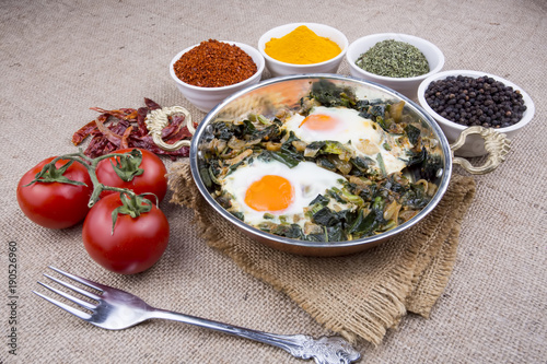 Sahanda ıspanaklı yumurta