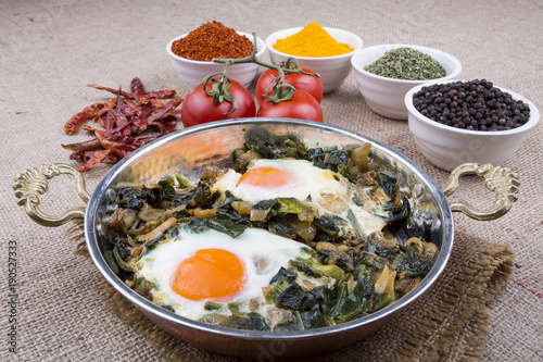 Sahanda ıspanaklı yumurta