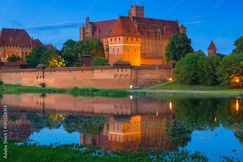 Fototapeta premium Malbork Castle of the Teutonic Order at dusk, Poland