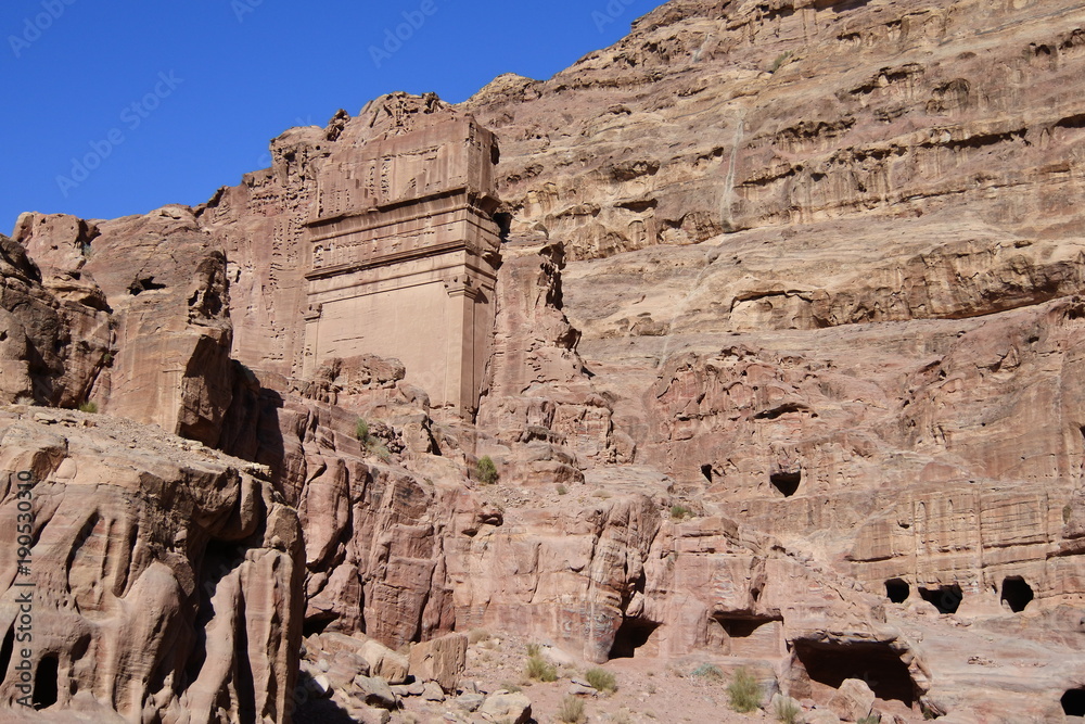 Gräber in den Felswänden von Petra in der Wüste von Jordanien
