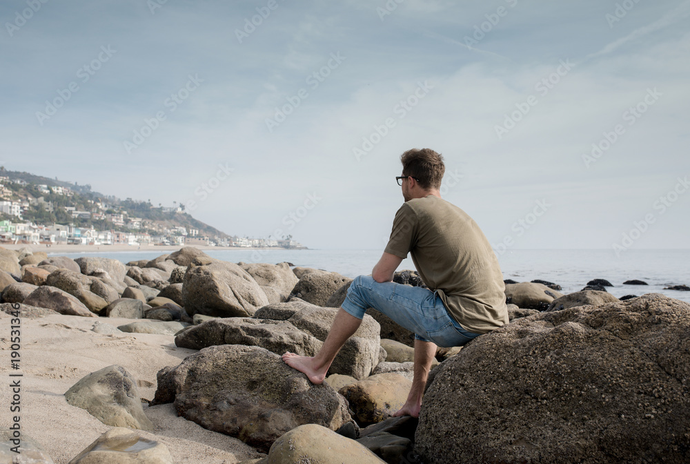 jeune mannequin portant des lunettes sur la plage jeune mannequin portant des lunettes sur la plage