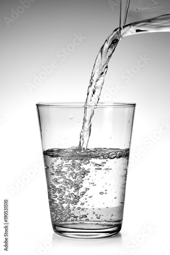 Versando acqua bicchiere