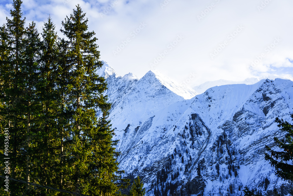 Obraz premium Piękny krajobraz śnieżnego widoku górskiego w Bellvue Saint-Gervais-les-Bains. Jeden ze szczytów Alp w pobliżu Mont Blanc. Najlepsze miejsce do uprawiania sportów zimowych, takich jak narciarstwo z rodziną i rekreacja.
