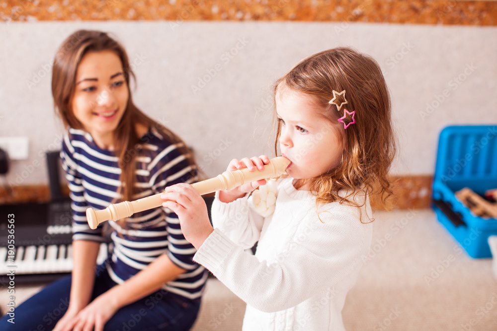 The little girl to play on the flute The little girl to play on the flute